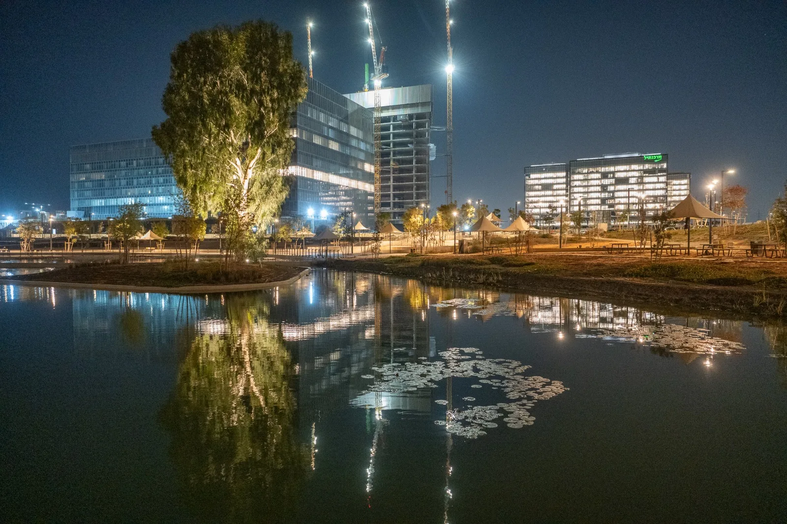 Complex 1000 Rishon LeZion — landscape and public realm lighting 9