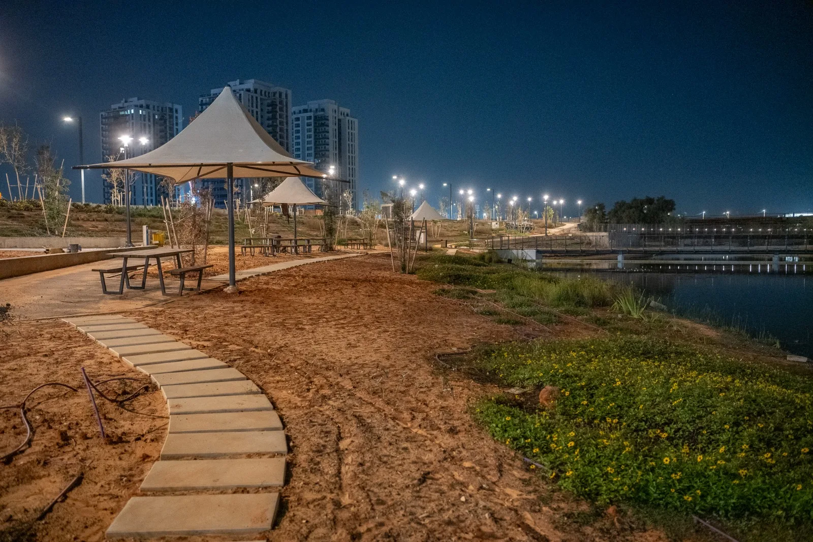 Complex 1000 Rishon LeZion — landscape and public realm lighting 6