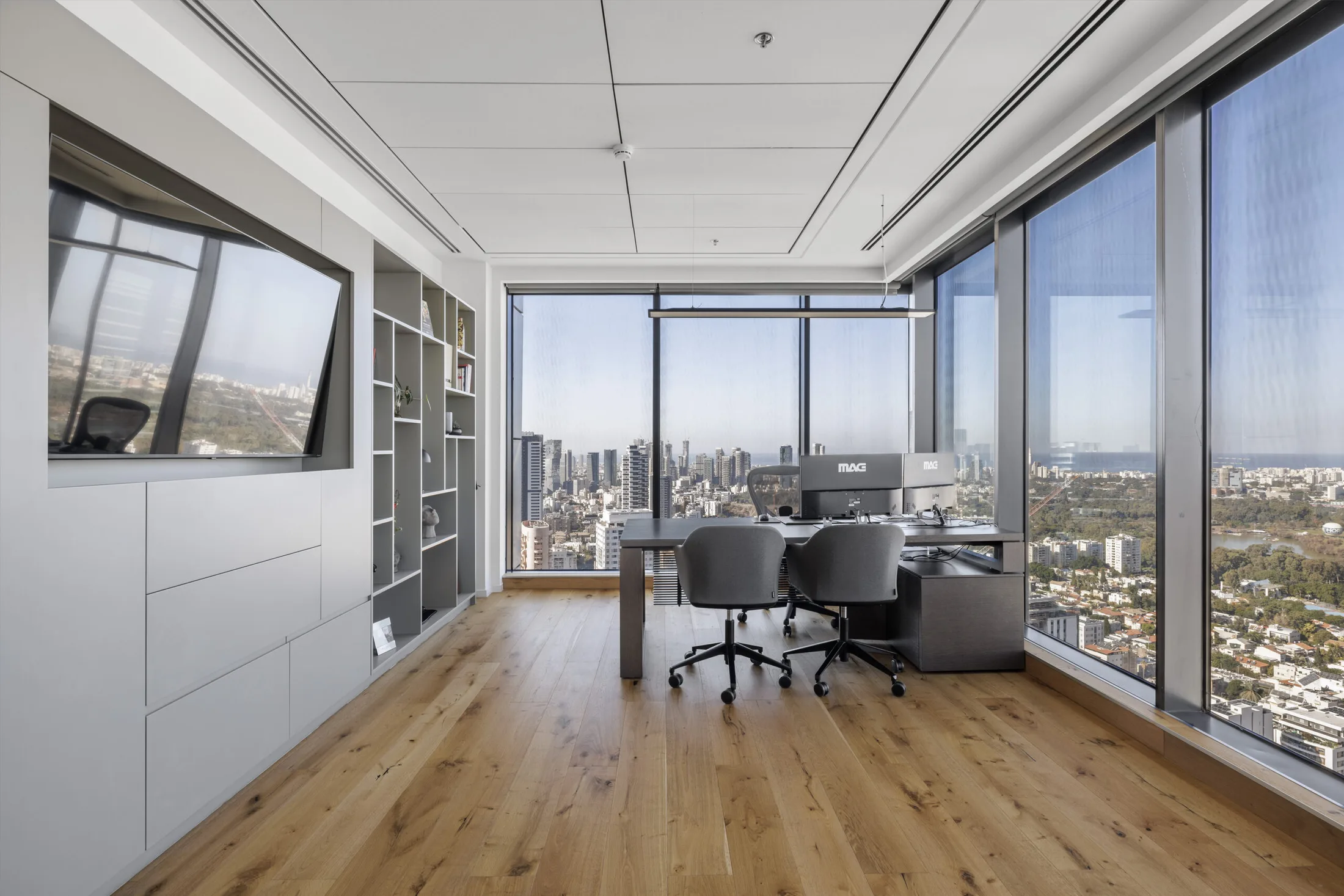 Meeting room with view at Meitav offices