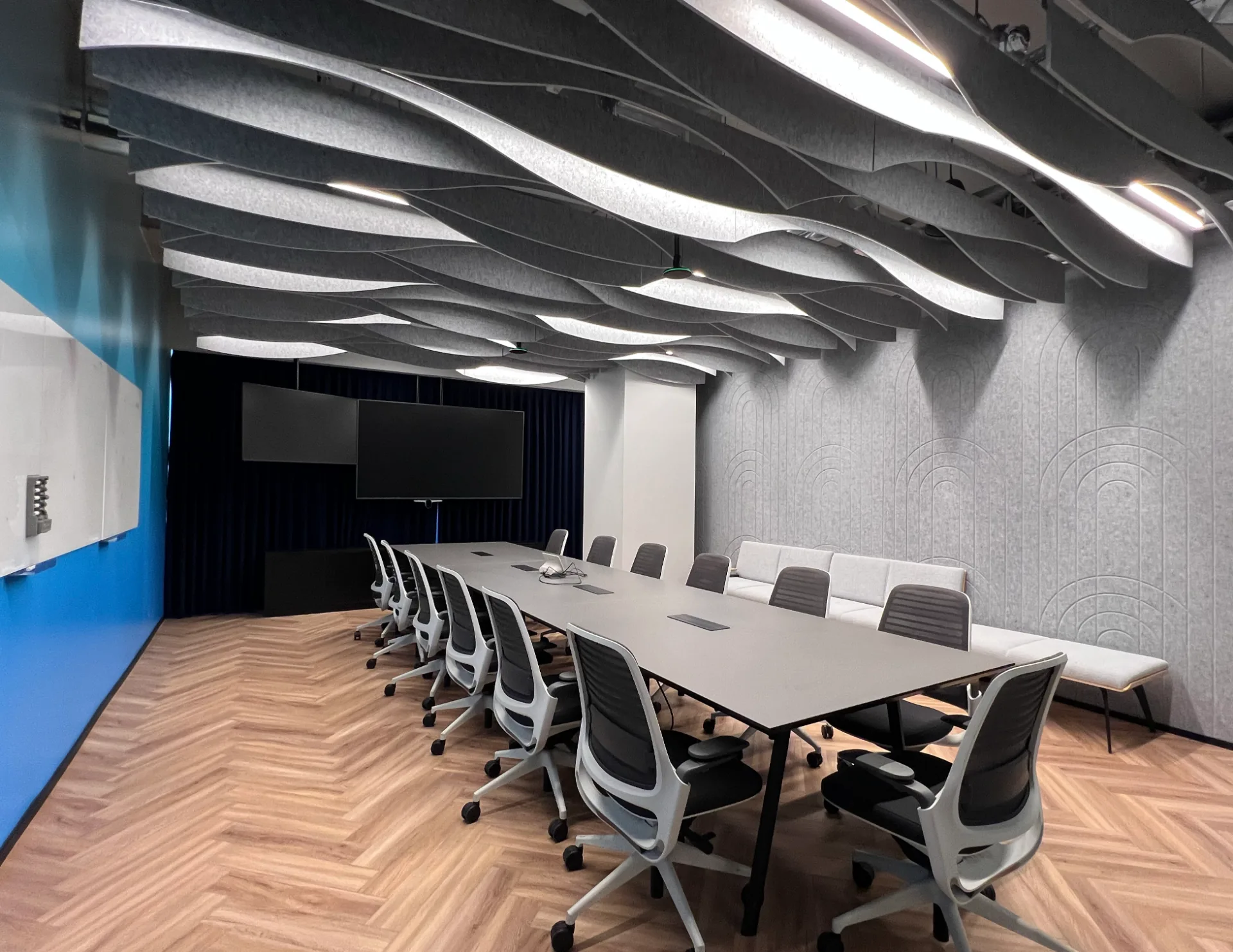 Boardroom with a wavy felt ceiling and integrated light lines